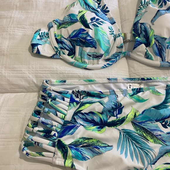 Ambrielle Floral 2 piece swimwear, New - Picture 2 of 3